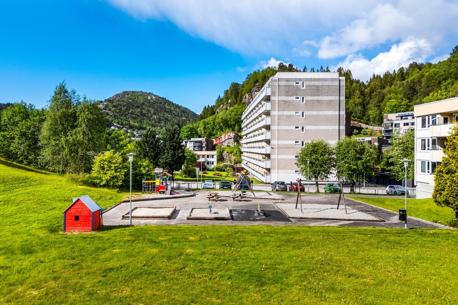 Bussholdeplass like nede i veien som tar deg raskt til Oasen eller Bergen sentrum Galleribilde