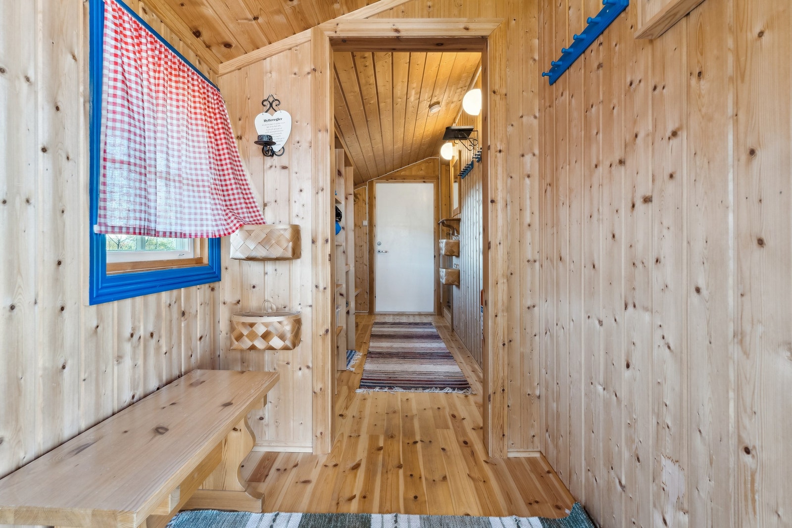 Hyggelig entré/gang med fin plass til å henge fra seg yttertøy og sette fra seg sko. Galleribilde