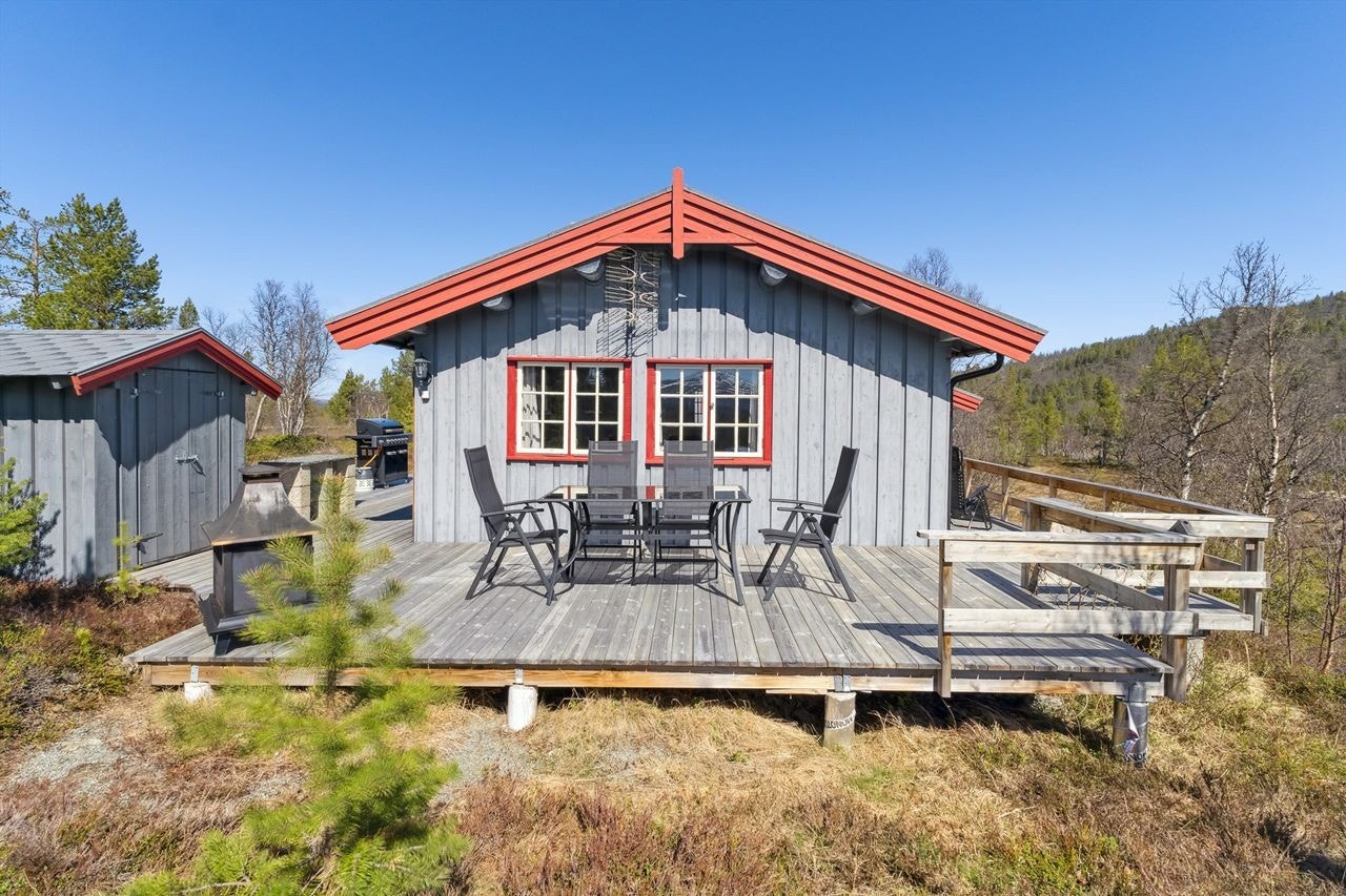 Den solrike terrassen omkranser hele hytta. Galleribilde