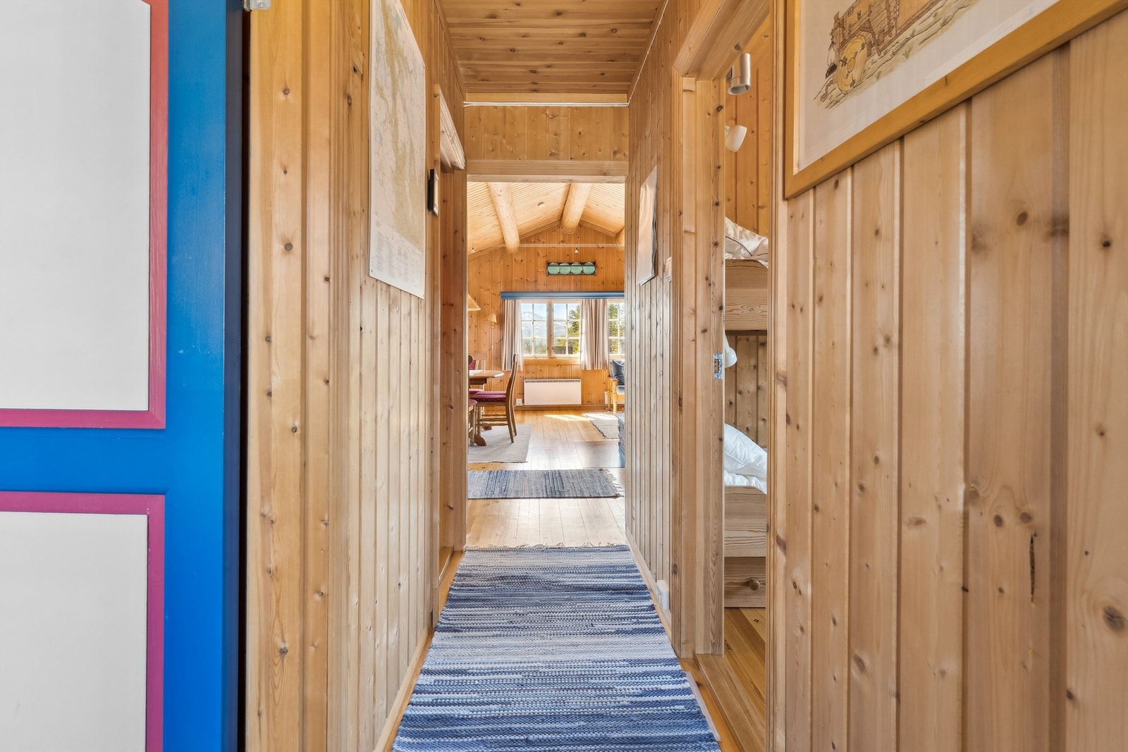 Mellomgangen leder inn til tre soverom og et bad/stellerom. Galleribilde