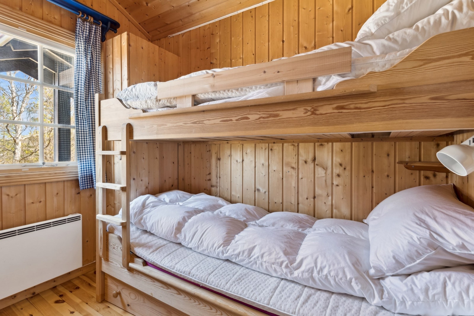 Soverom 3 har også plassbygd seng med to sengeplasser og garderobeløsning. Galleribilde