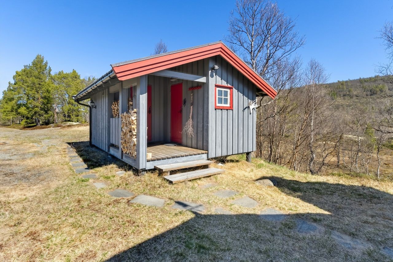 Uthuset inneholder en romslig bod/hobbyrom og et dusjrom med muldo/tørrdo. Galleribilde