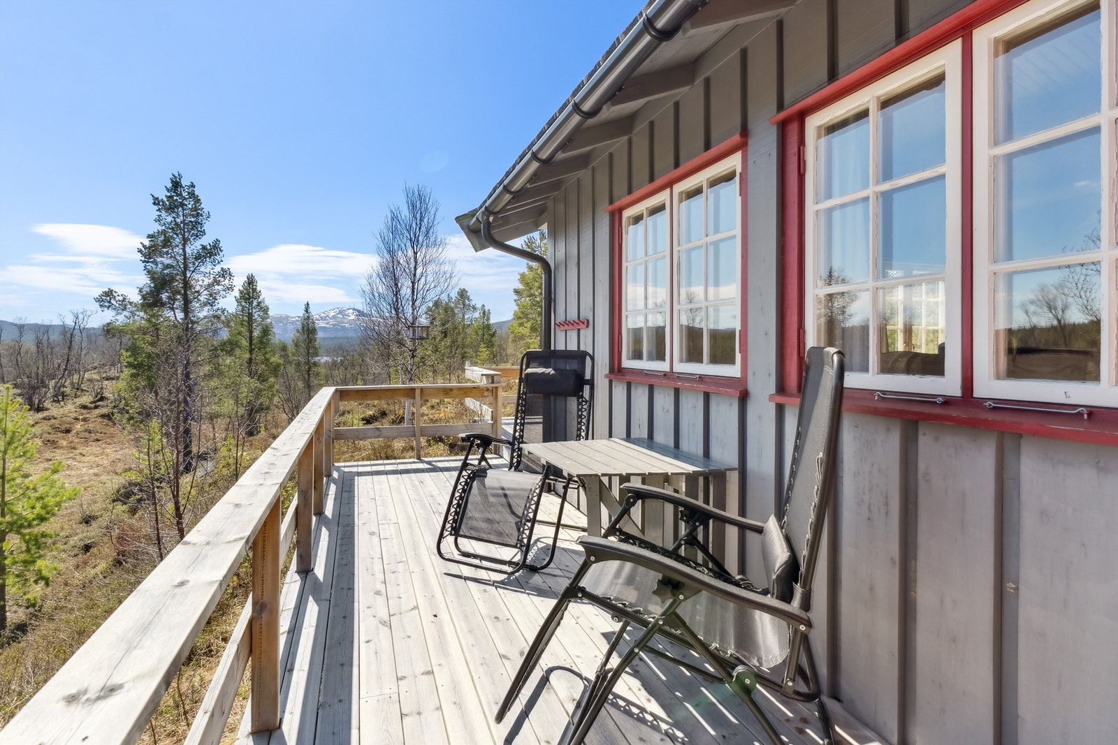 Terrassen er på ca. 40 kvadratmeter og har god plass til møblering i flere soner. Galleribilde