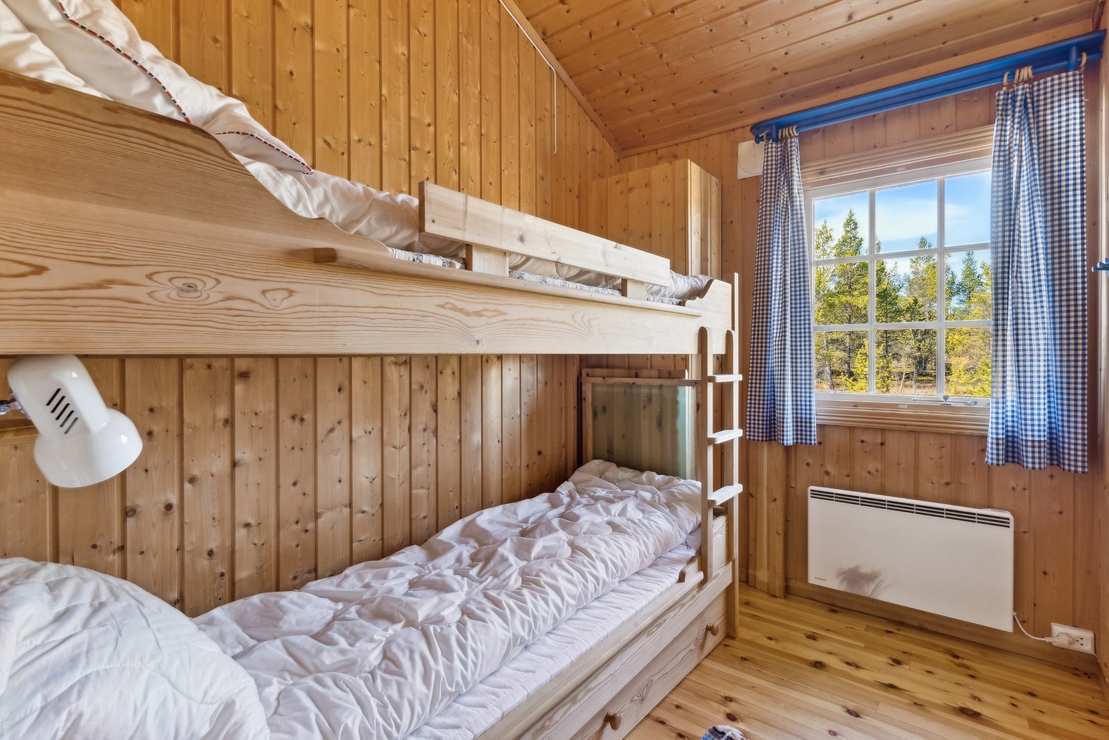 Soverom 2 har plassbygde senger og garderobeløsning. Galleribilde