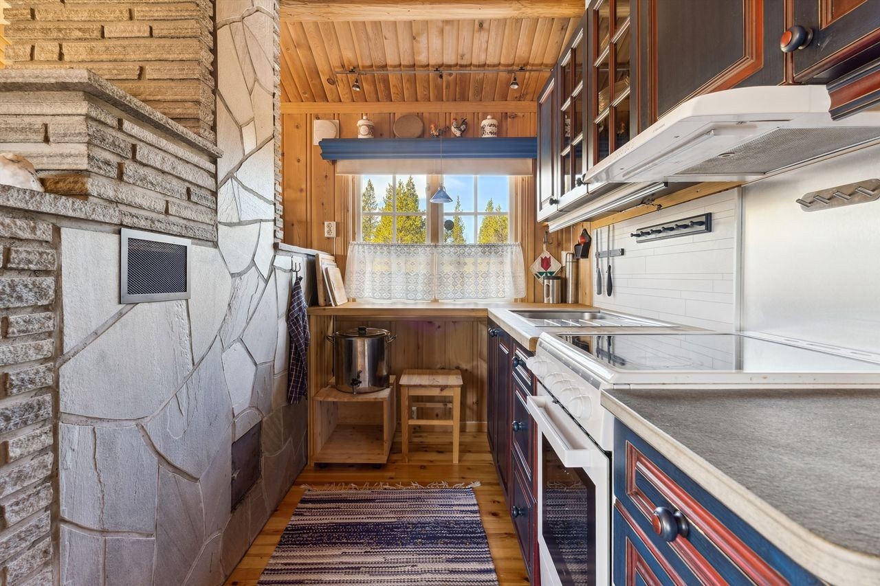 Heltre kjøkken fra 2007. Kjøkkenet har rikelig med skuff-skap og benkeplass. Galleribilde