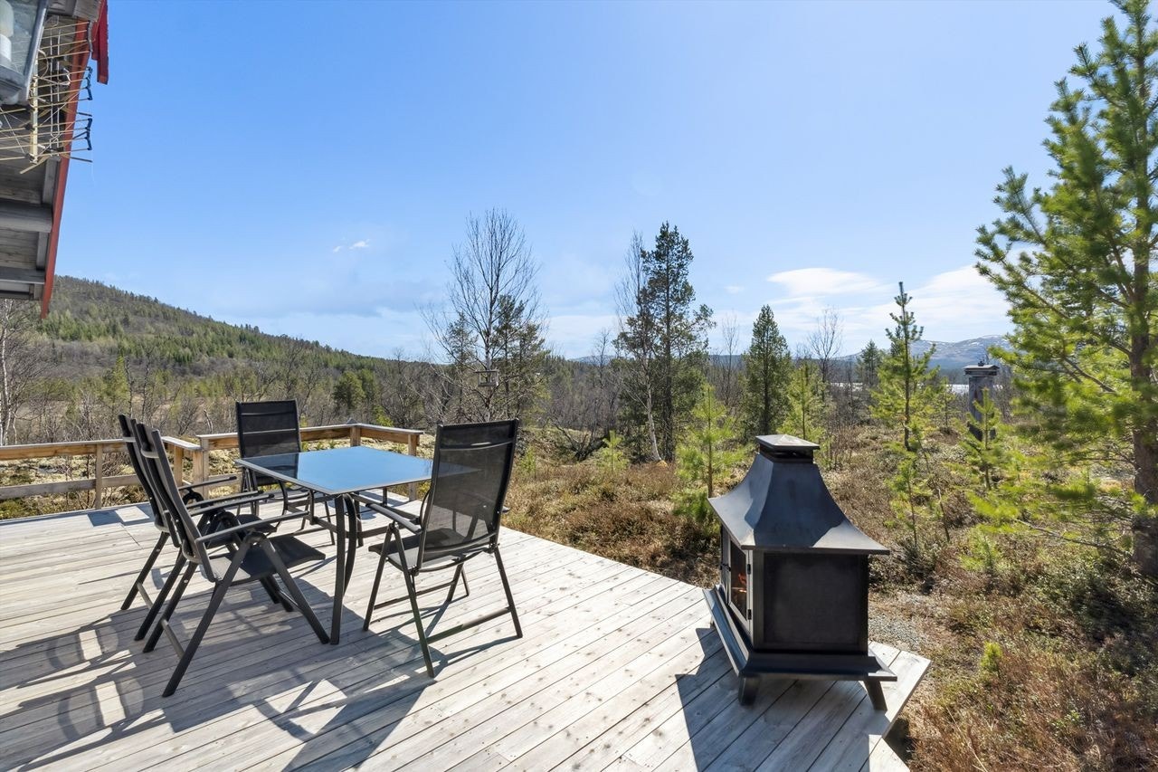 Terrassen har god plass til utemøblement. Galleribilde