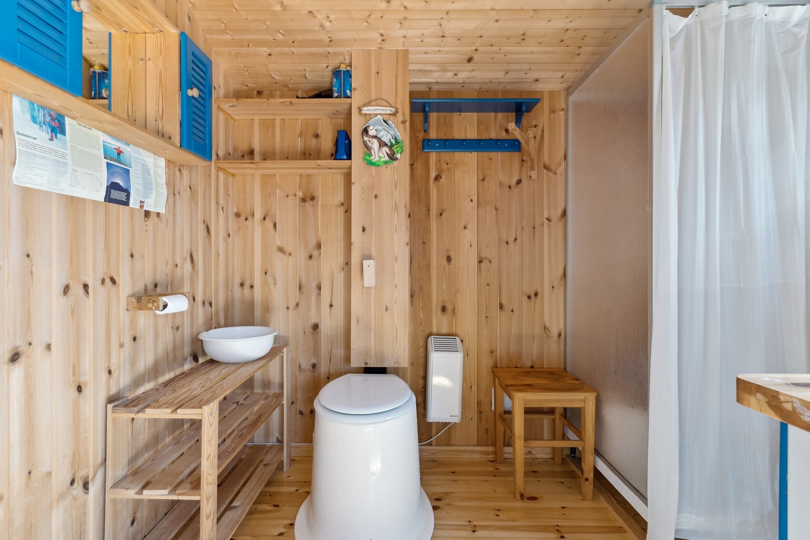 Dusjrommet i uthuset inneholder dusjkabinet og en muldo/tørrdo. Galleribilde