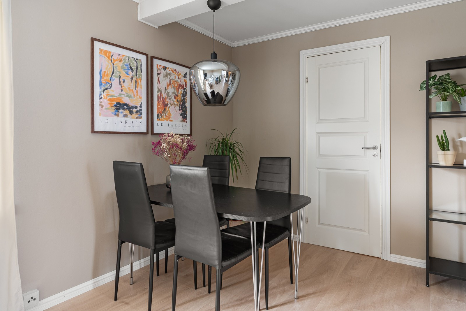 Det er plass til stort spisebord i stue. Internett og kommunale avgiftene er inkludert i felleskostnadene!