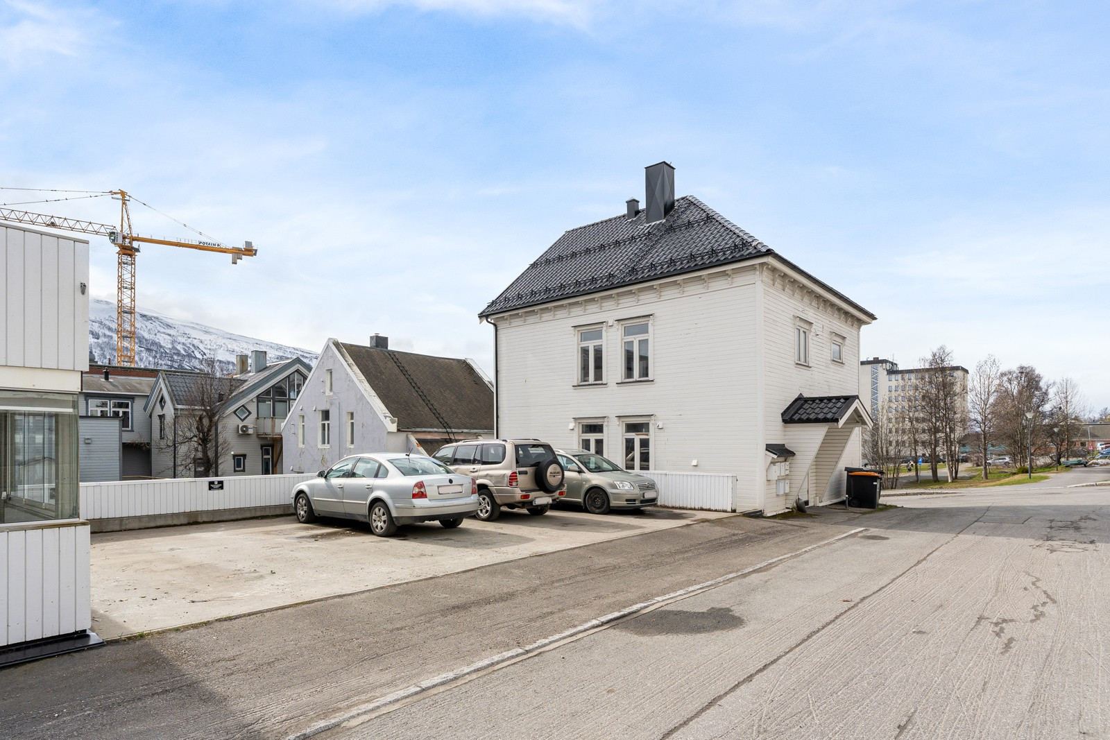 Det medfølger en fast utendørs parkeringsplass, som er plassert like ved