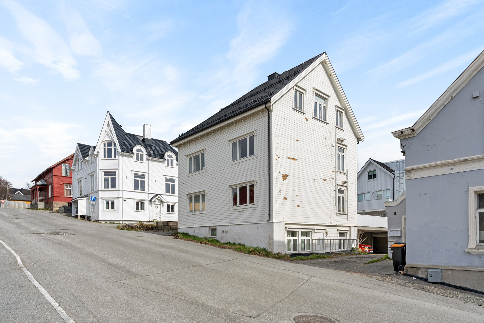 Leiligheten har en fin intern beliggenhet i i 2. etasje med gode lysforhold