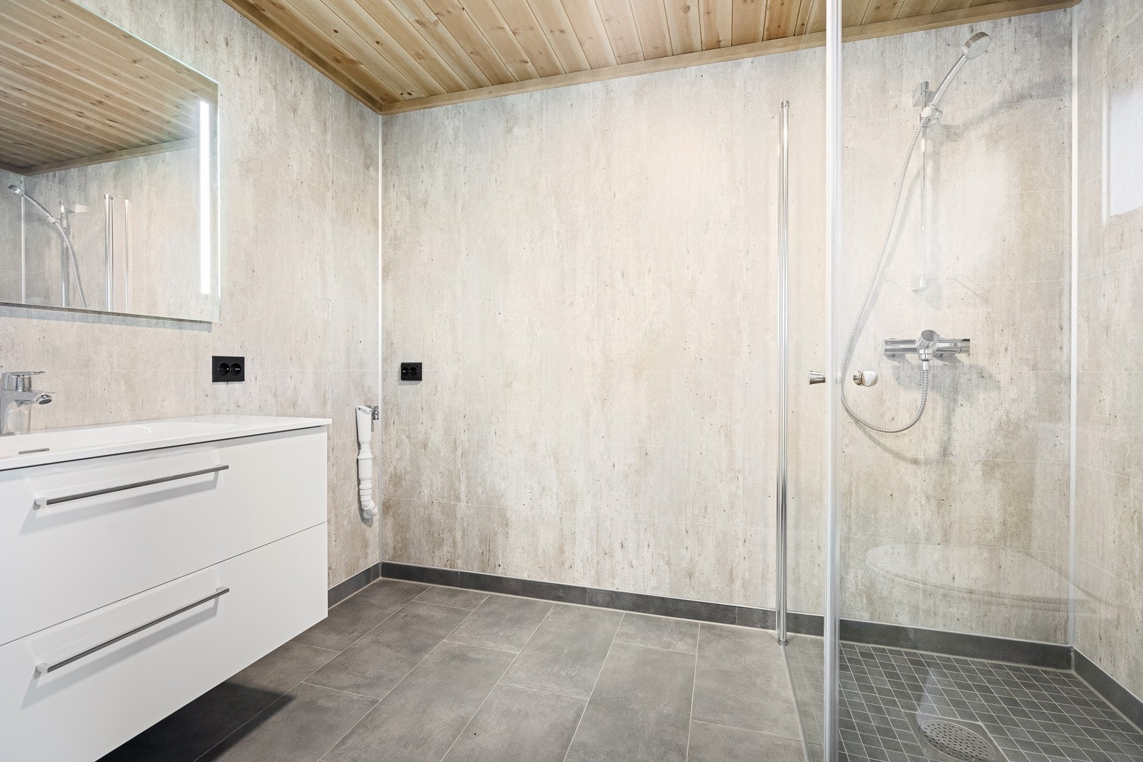 På badet i første etasje har en opplegg for vaskemaskin og tørketrommel Galleribilde