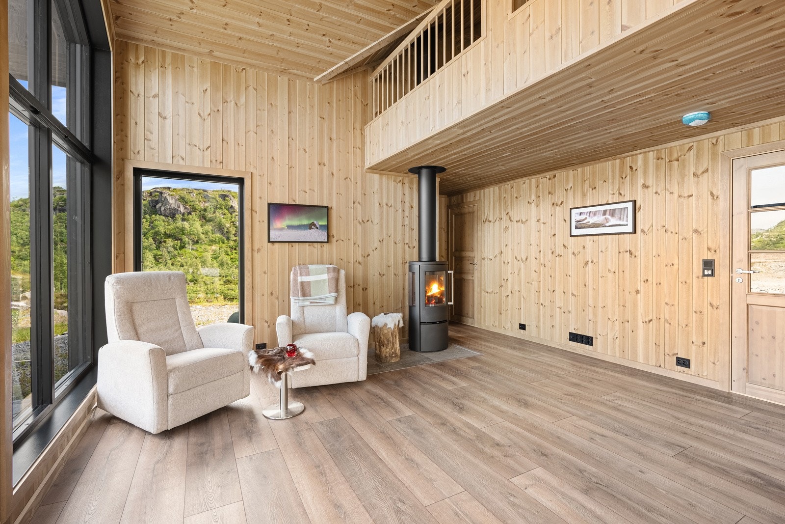 Rentbrennende peis for ekstra kos på sene kvelder Galleribilde