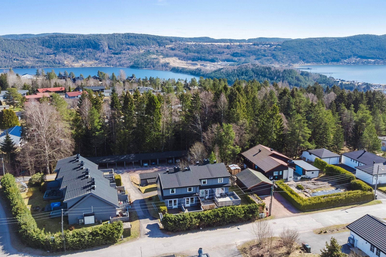 Fra boligen er det kort gangavstand til barnehage, idrettshall, Svelvik Tennisklubb med padel, utvendig og innebaner og marka med lysløype Galleribilde
