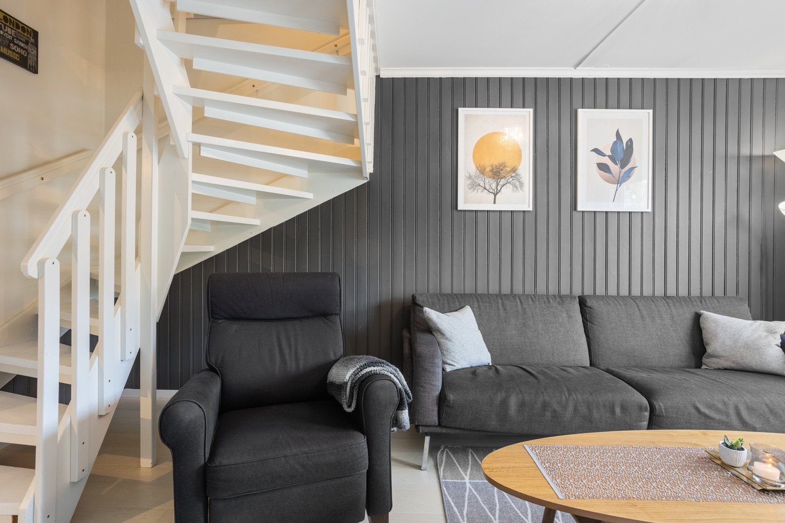 Overflatene er malt opp i en moderne og behagelig farge, hvor veggen i bakkant er malt opp i en tøff kontrastfarge Galleribilde