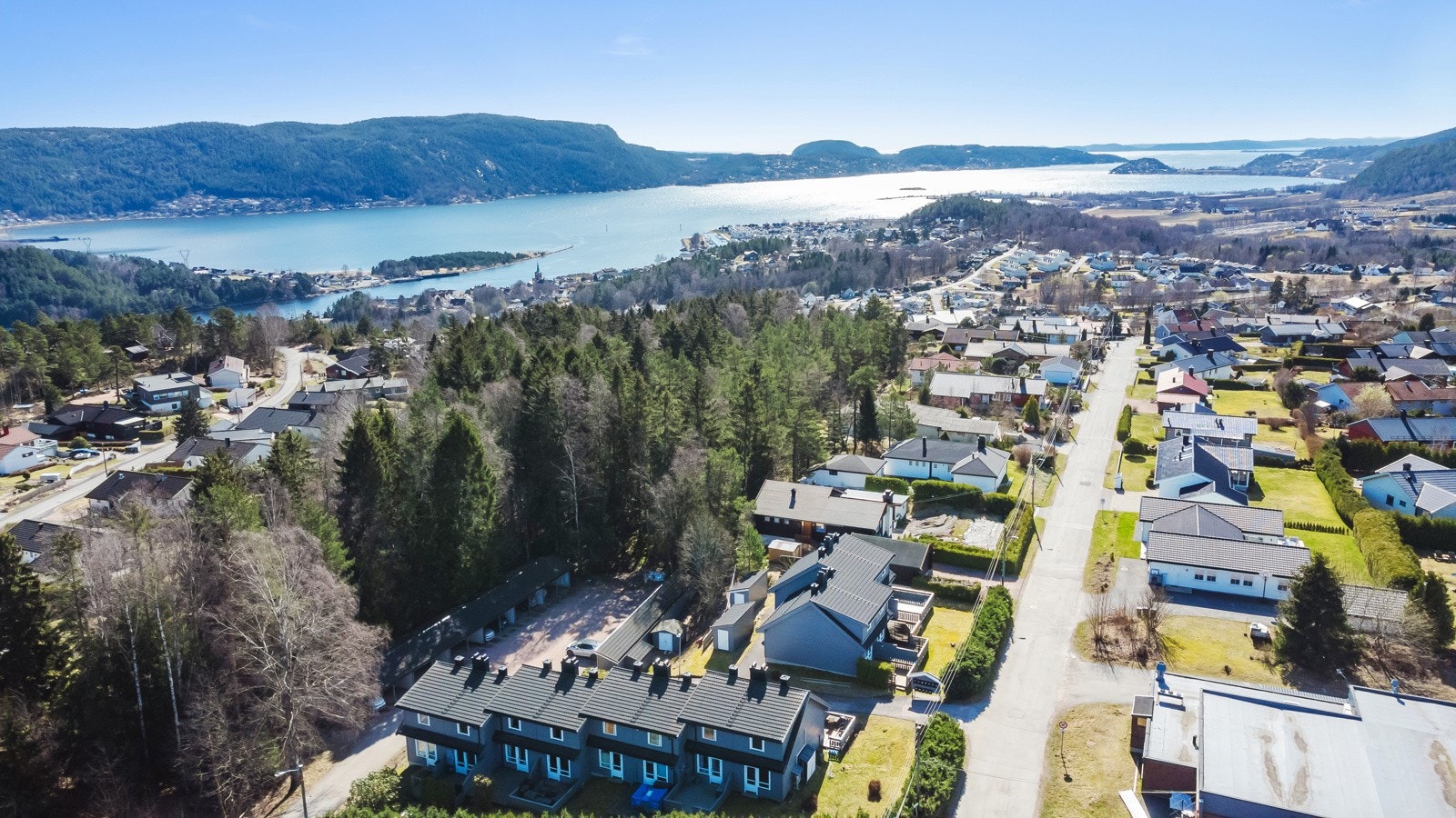 Få minutters kjøring til koselige Svelvik sentrum med det aller meste av det man trenger, fra frisør til vinmonopol. Nærhet til fjorden i Svelvik med gode fiske- og bademuligheter Galleribilde