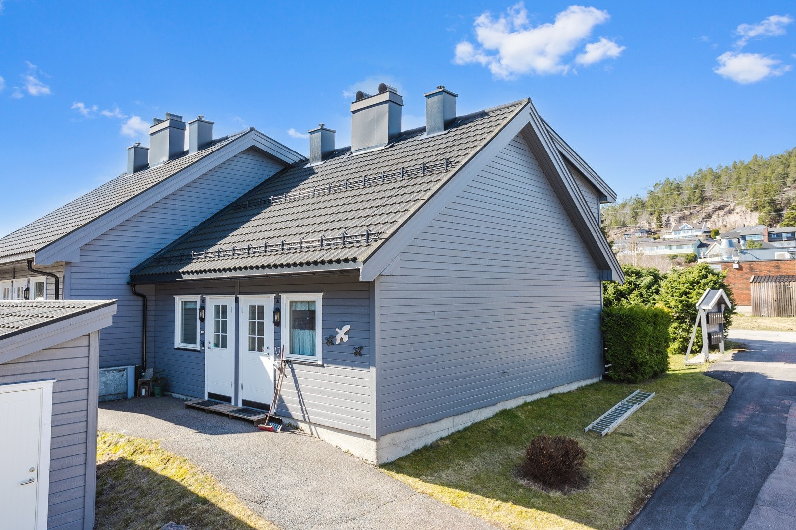 Rekkehusleiligheten strekker seg over to plan og inneholder; entré, kjøkken, stue med utgang til terrasse, gang, bad og soverom Galleribilde