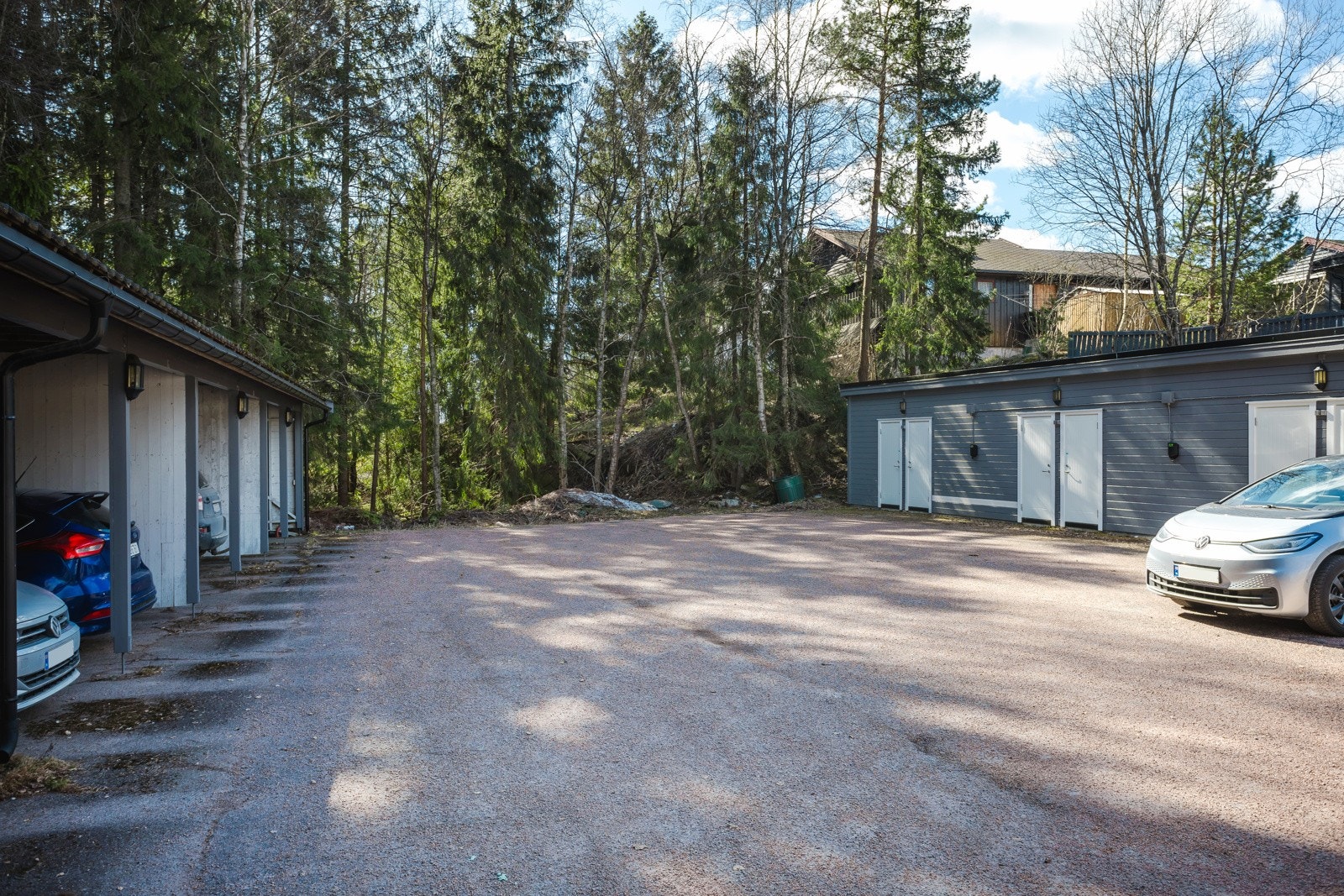 Biloppstillingsplass i carport, merket med nr. 7B. Utvendig og praktisk bod rett utenfor inngangspartiet med ny dør. Boden er på ca. 4kvm Galleribilde