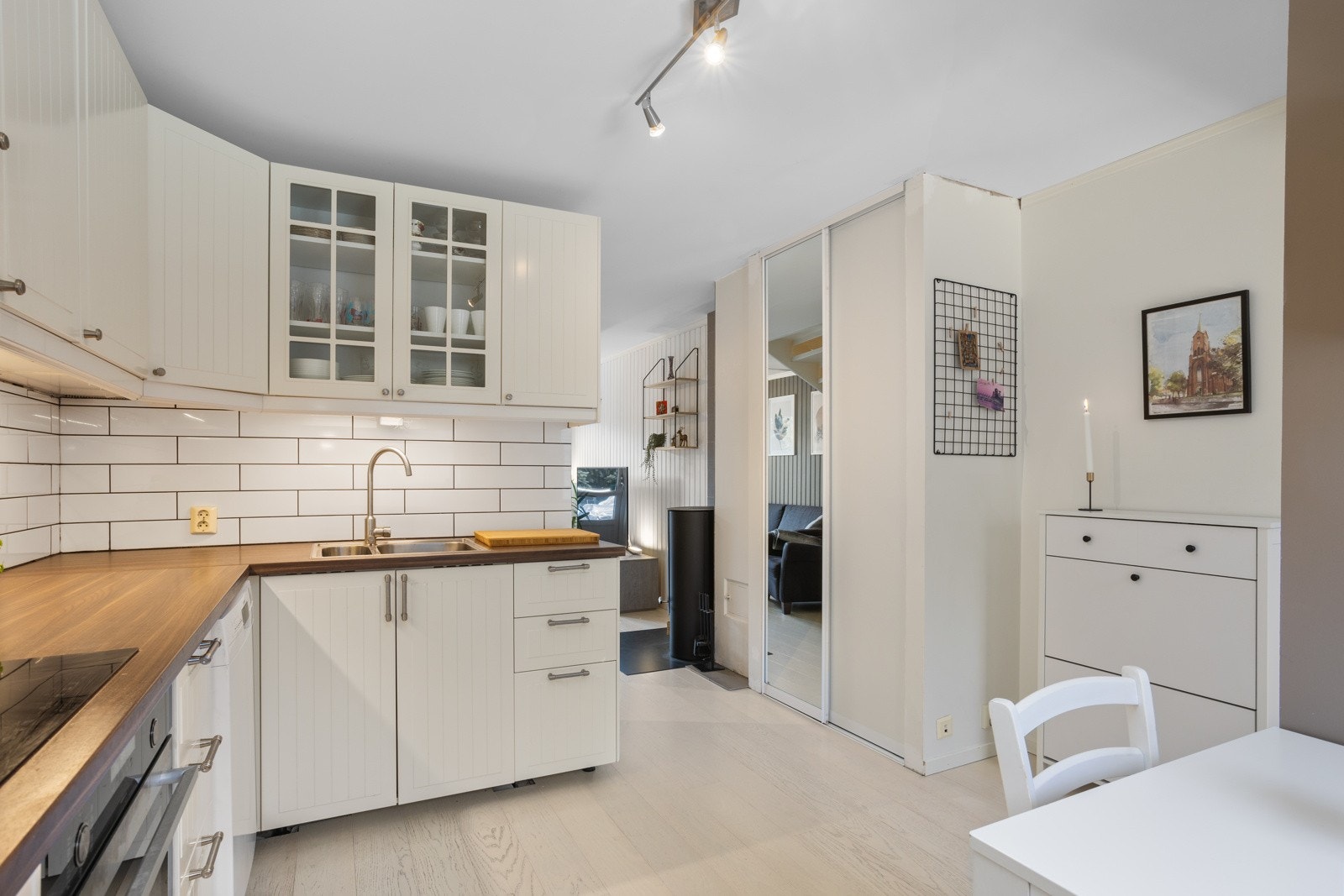 I mellomgangen er det montert inn skyvedørsgarderobe med speil, som gjør det enkelt å rydde sko og jakker ut av syne Galleribilde