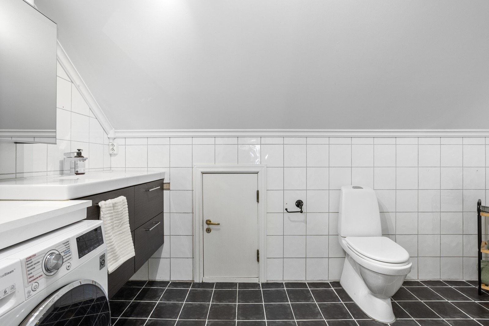 På badet er det også en liten dør videre inn til kneloftet for ytterligere oppbevaringsplass Galleribilde