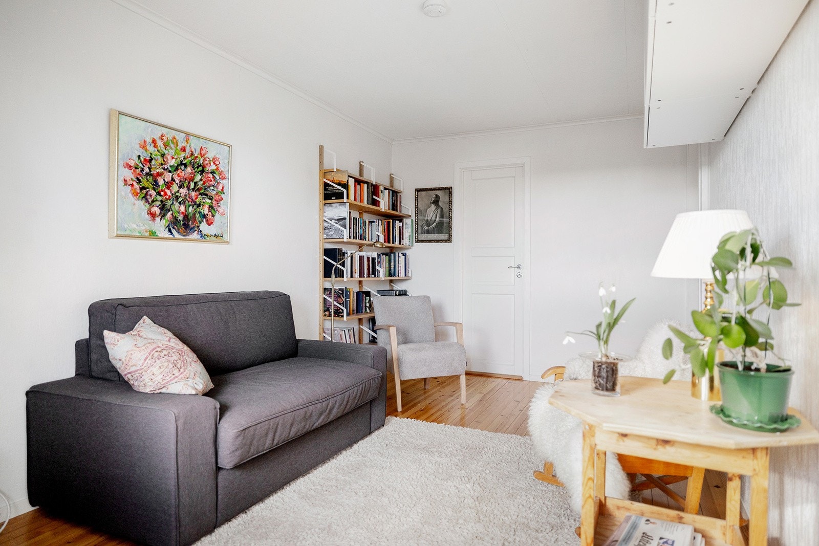 Tvstue/soverom - trapp opp til lagringsloft Galleribilde