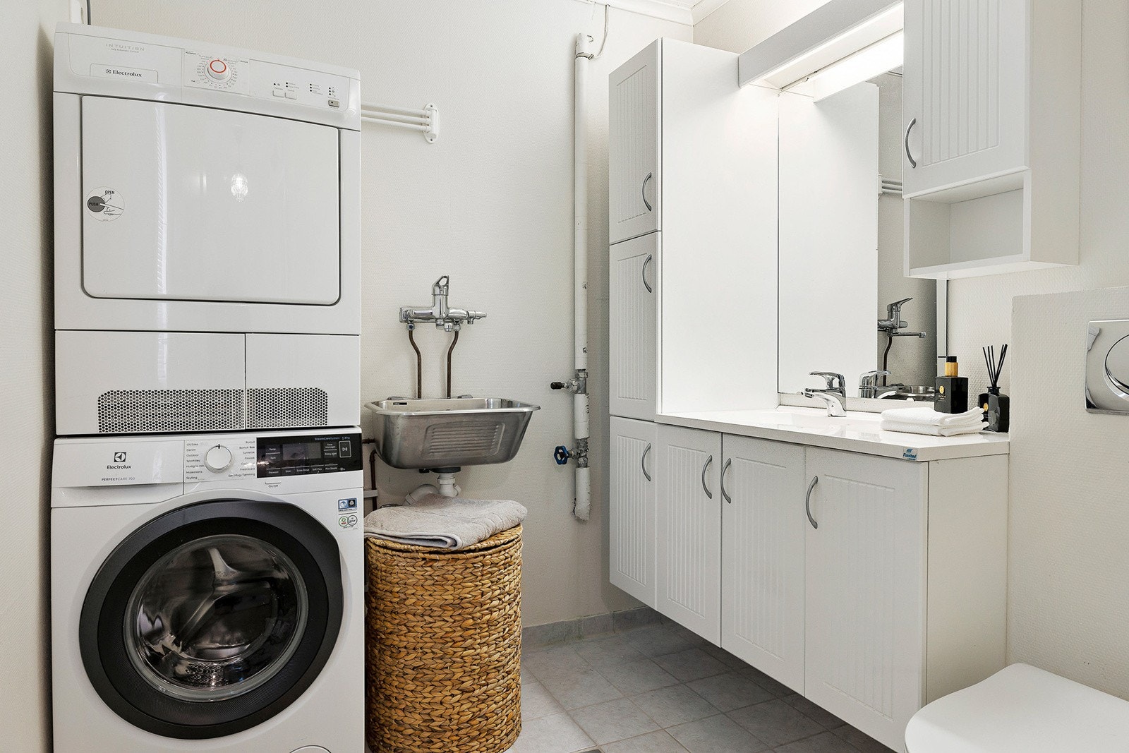 I boligens mellometasje finnes et vaskerom. Det er toalett og innredning også her Galleribilde