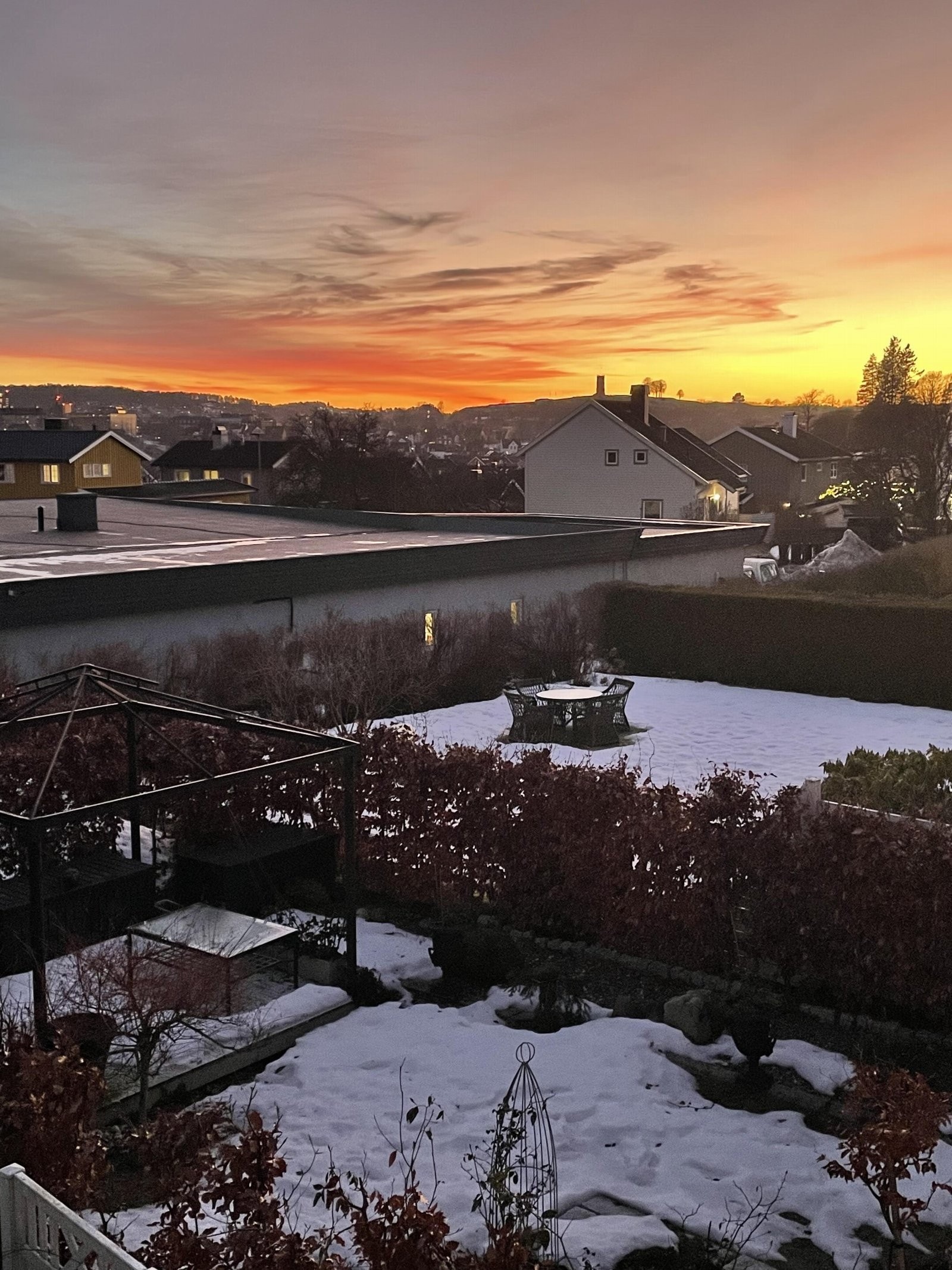 Stemningsbilde fra balkong i andre etasje mot byen og Slottsfjellet (foto selger) Galleribilde