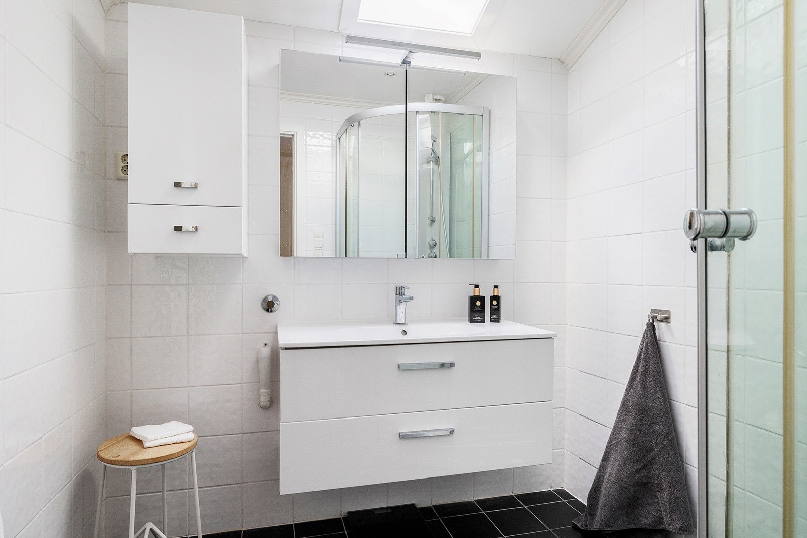 Pent, flislagt bad i boilgens andre etasje. Galleribilde