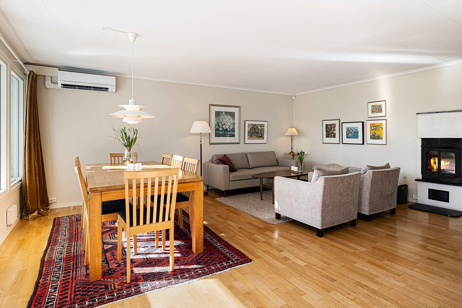 Plass til spisestue i stuen hvor familie- og venner kan samles. Det er innstallert varmepumpe Galleribilde