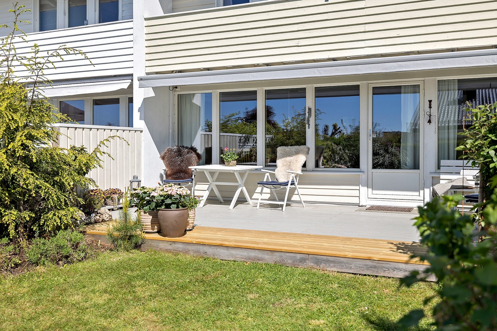 Terrasse og flott, solrik hage Galleribilde