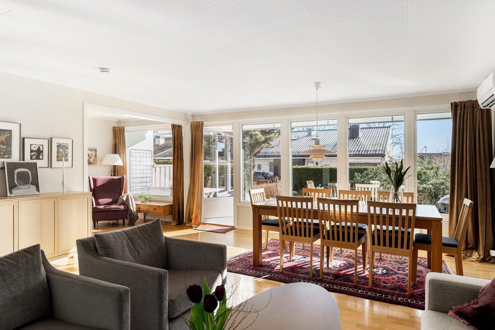 Stue med store vindusflater som gir godt med lys. Utgang til terrasse og egen hage Galleribilde