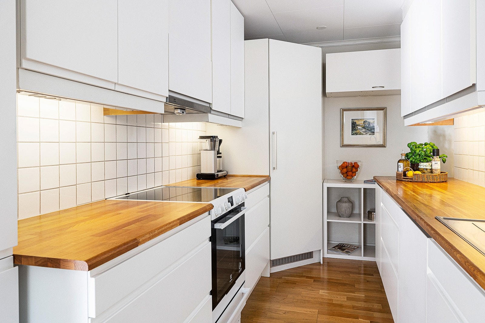 Moderne kjøkken med hvitevarer som medfølger. Galleribilde