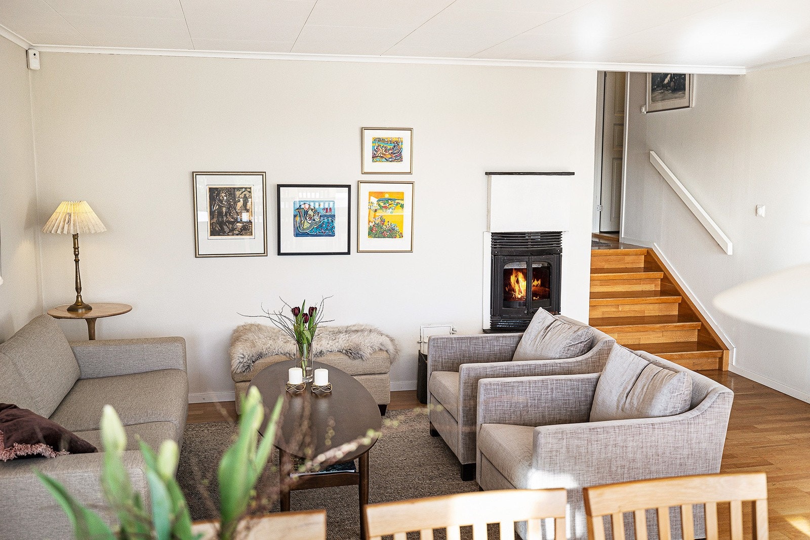 Stue med plass til sofagruppe. Man får god varme fra peisen Galleribilde