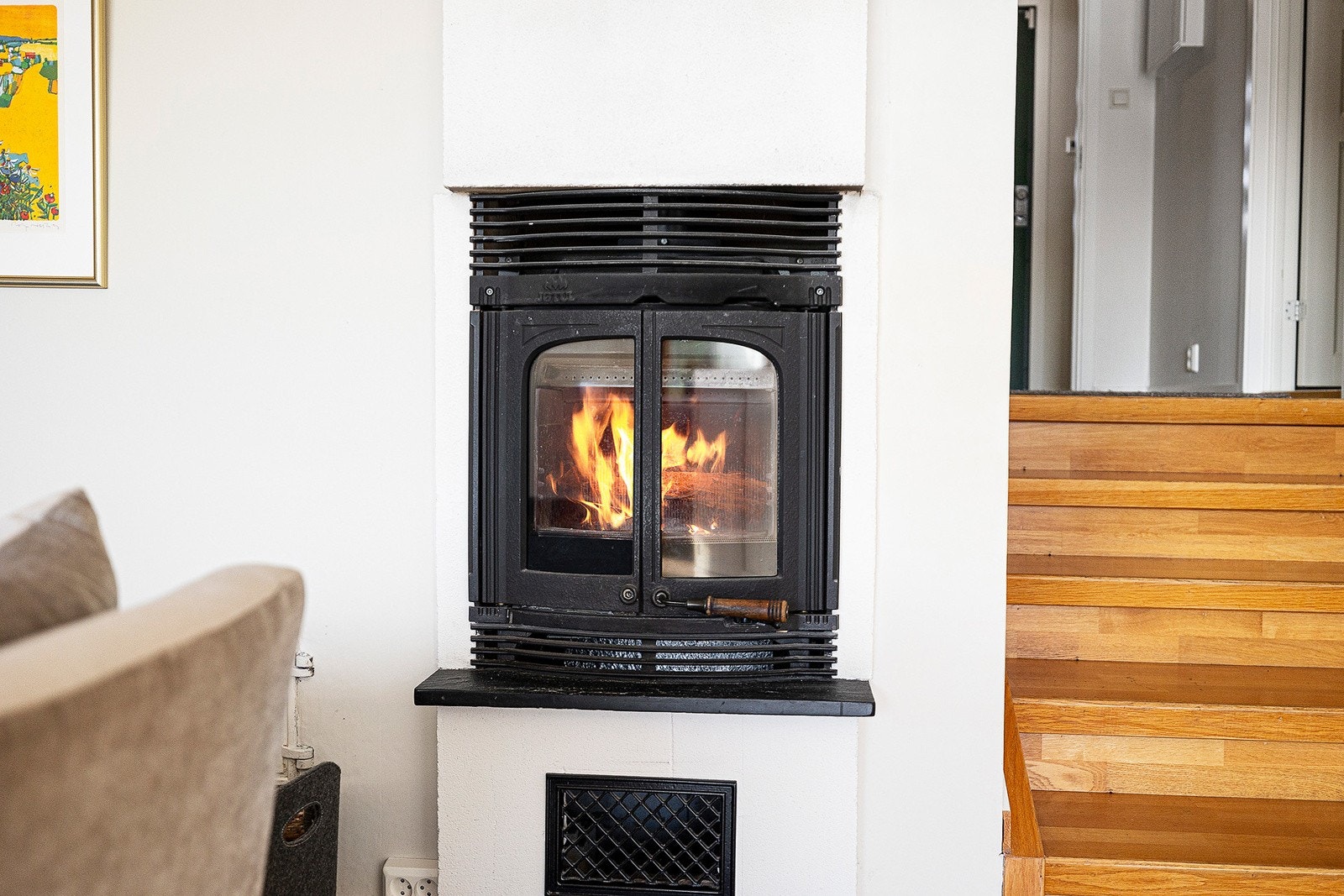 Peis i stuen som gir lun og god varme Galleribilde