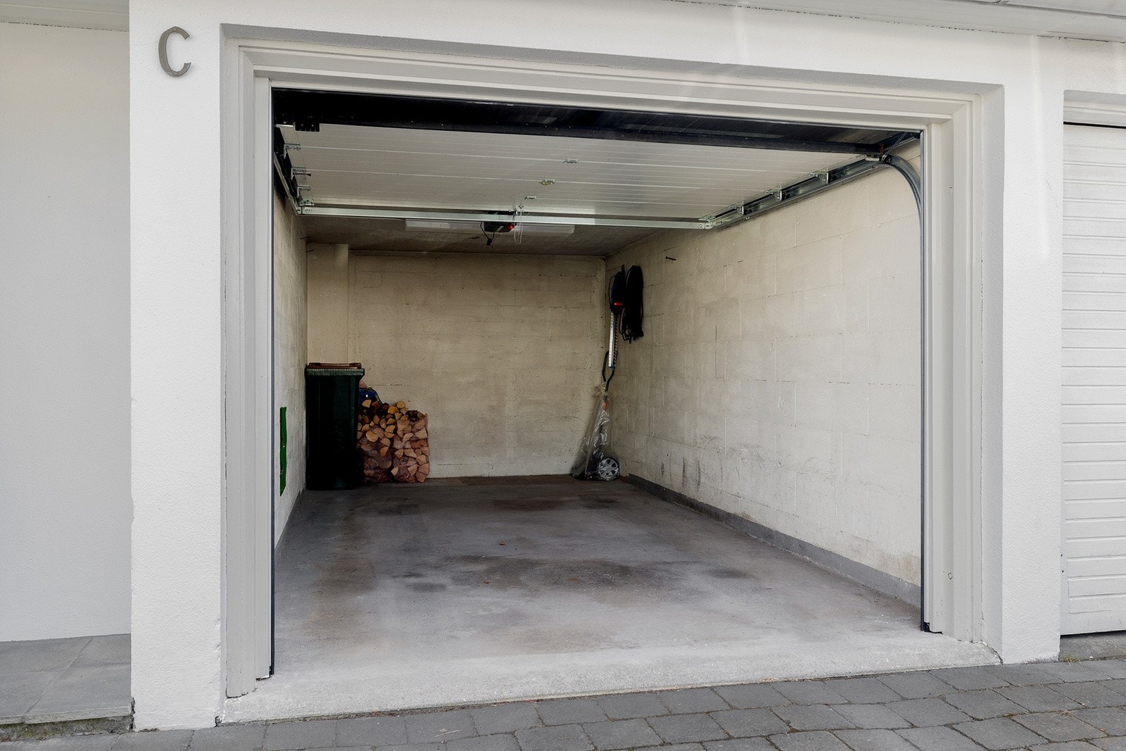 Garasje med leddport Galleribilde