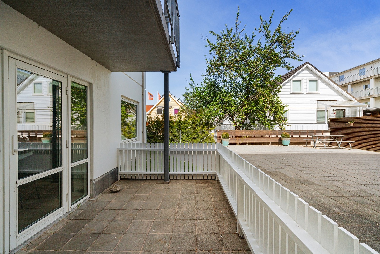 Utgang til inngjerdet terrasse med morgensol Galleribilde