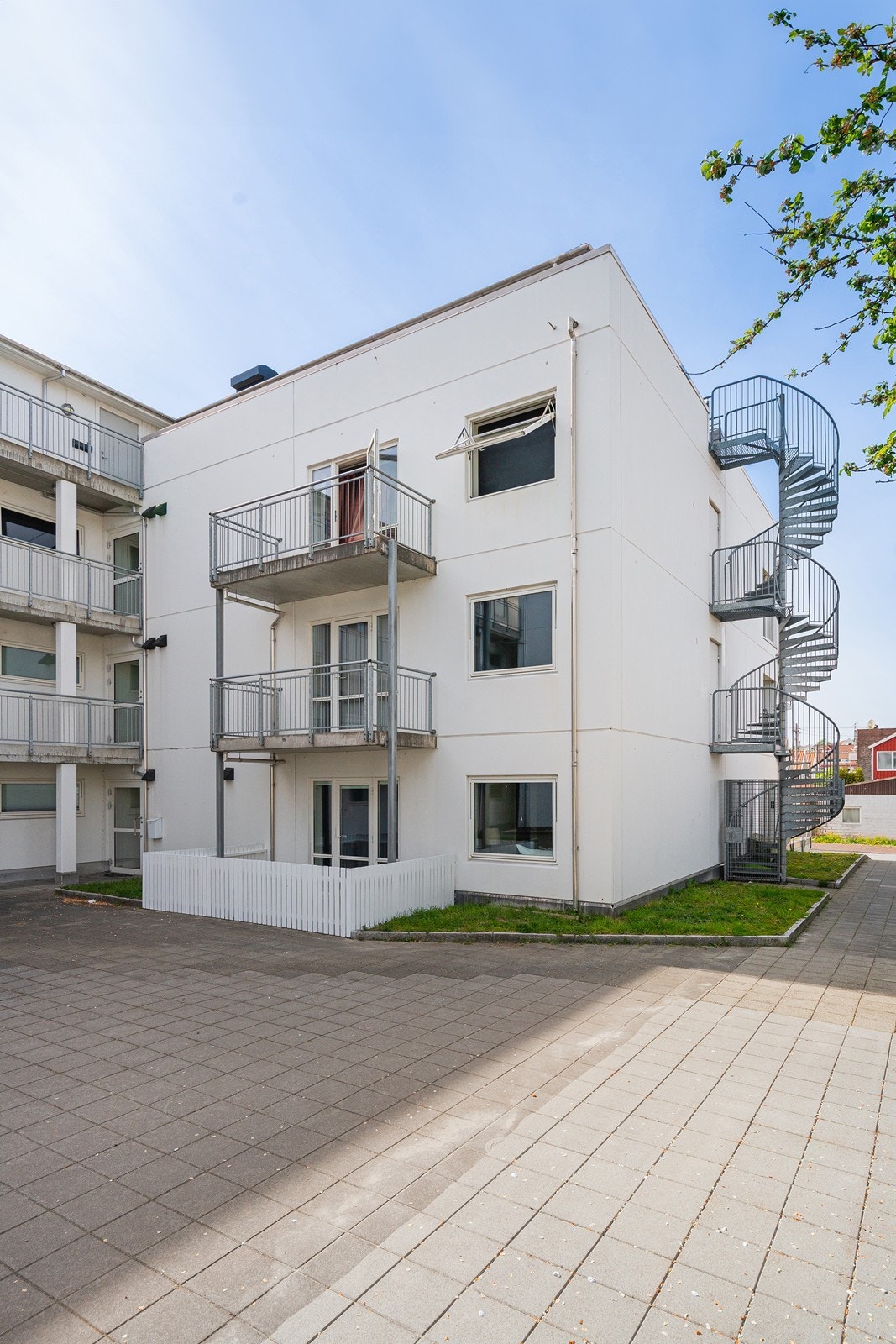 Leiligheten ligger i 1.etasje med parkering i lukket anlegg under boligblokken med opplegg til el-bil lader. Det er også felles takterrasse for beboerne i sameiet Galleribilde