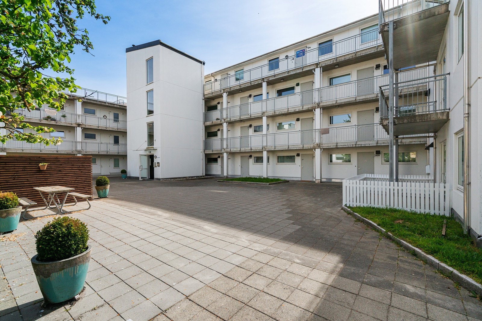 Leiligheten har terrasse og soveromsvindu vendt inn mot fellesarealer og bort fra trafikkerte gater. Galleribilde