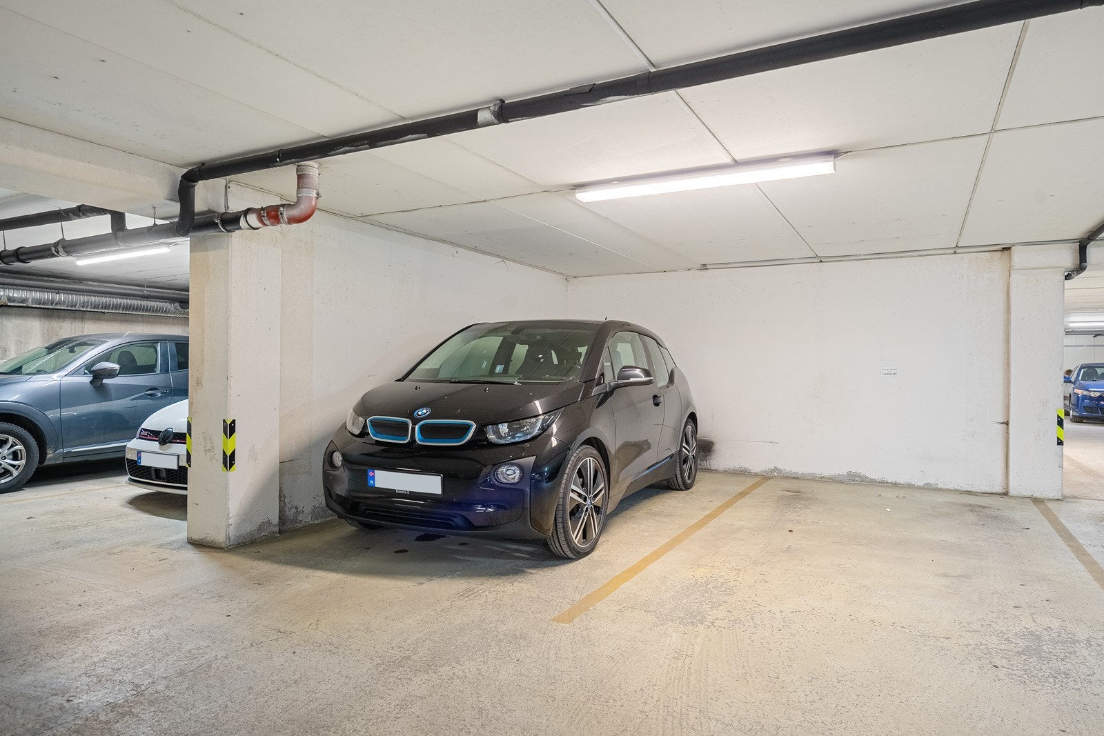 Parkering i lukket anlegg med opplegg til el-bil lader Galleribilde