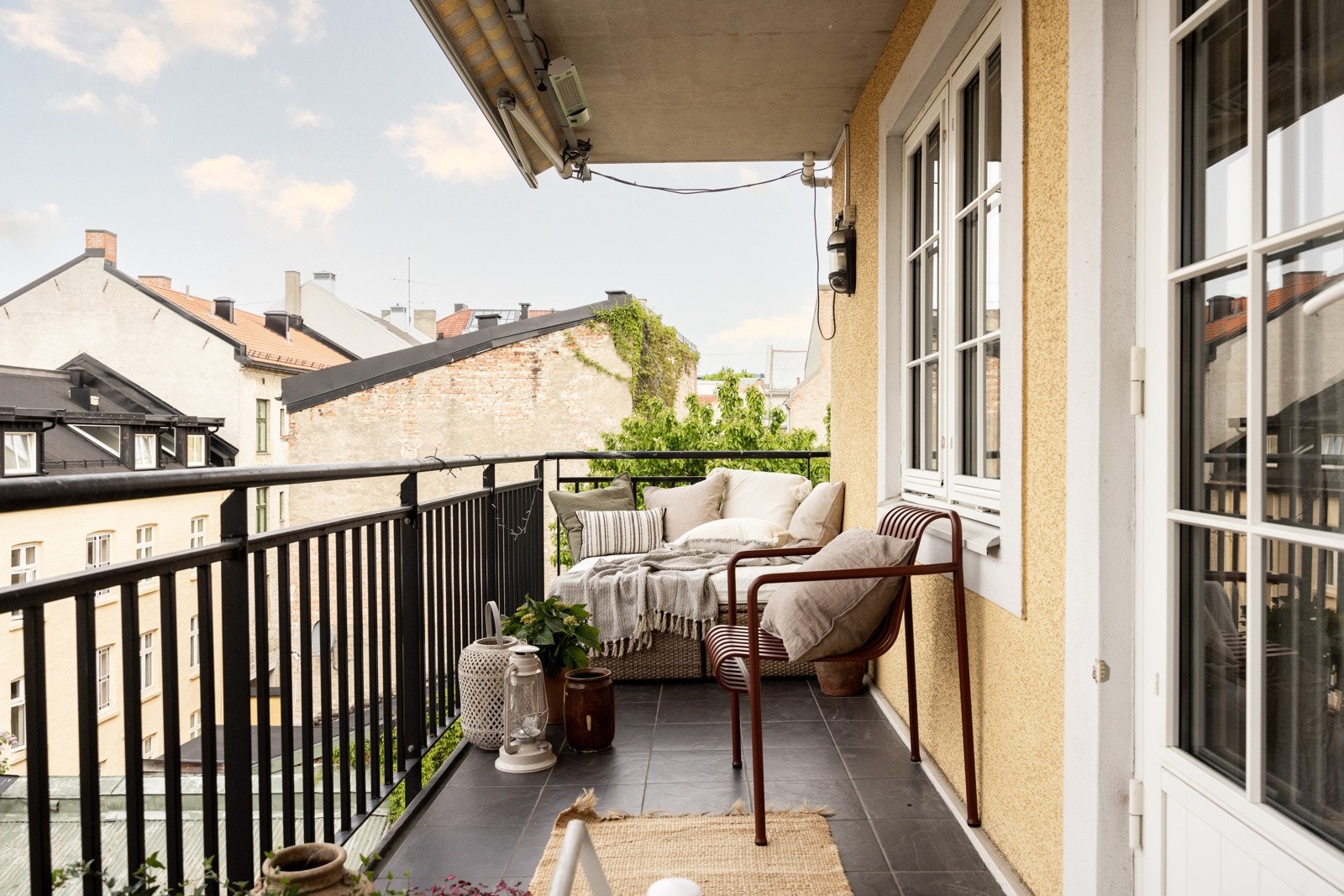 Her er det god plass til utemøbler, planter og en liten grill - ideelt for late sommerdager og hyggelige kvelder i frisk luft. Galleribilde