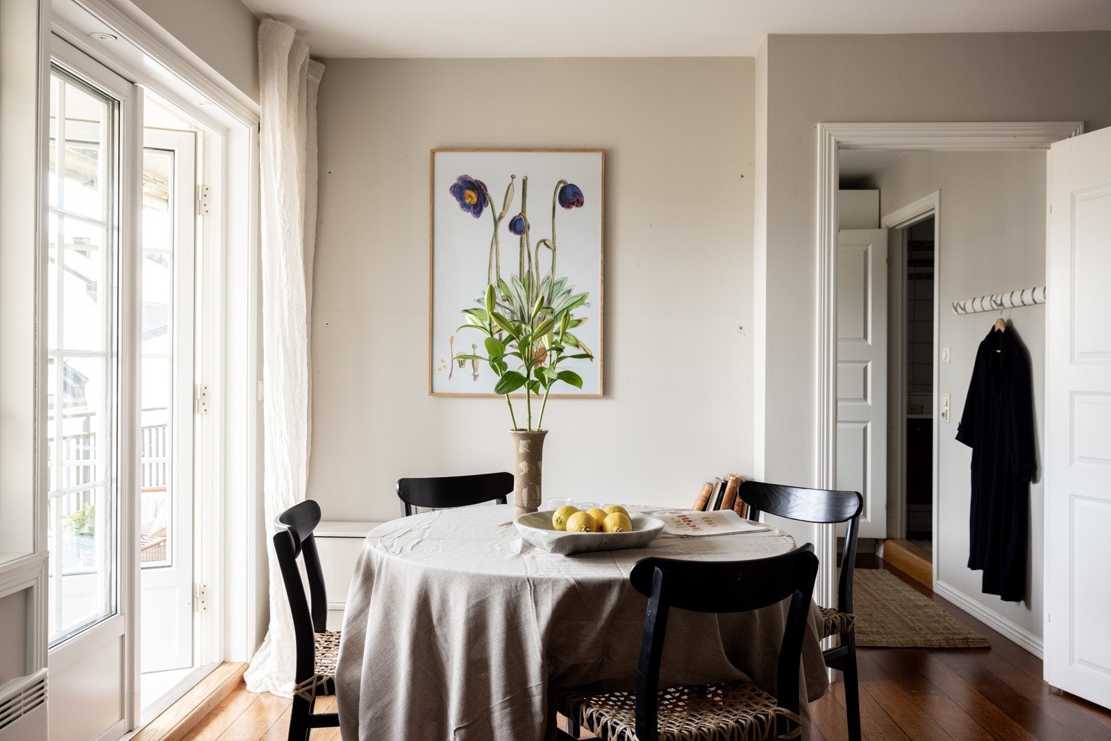 I forlengelsen av stuen ligger en romslig og innbydende spisestue med god plass til både spisebord og sittegruppe. Galleribilde