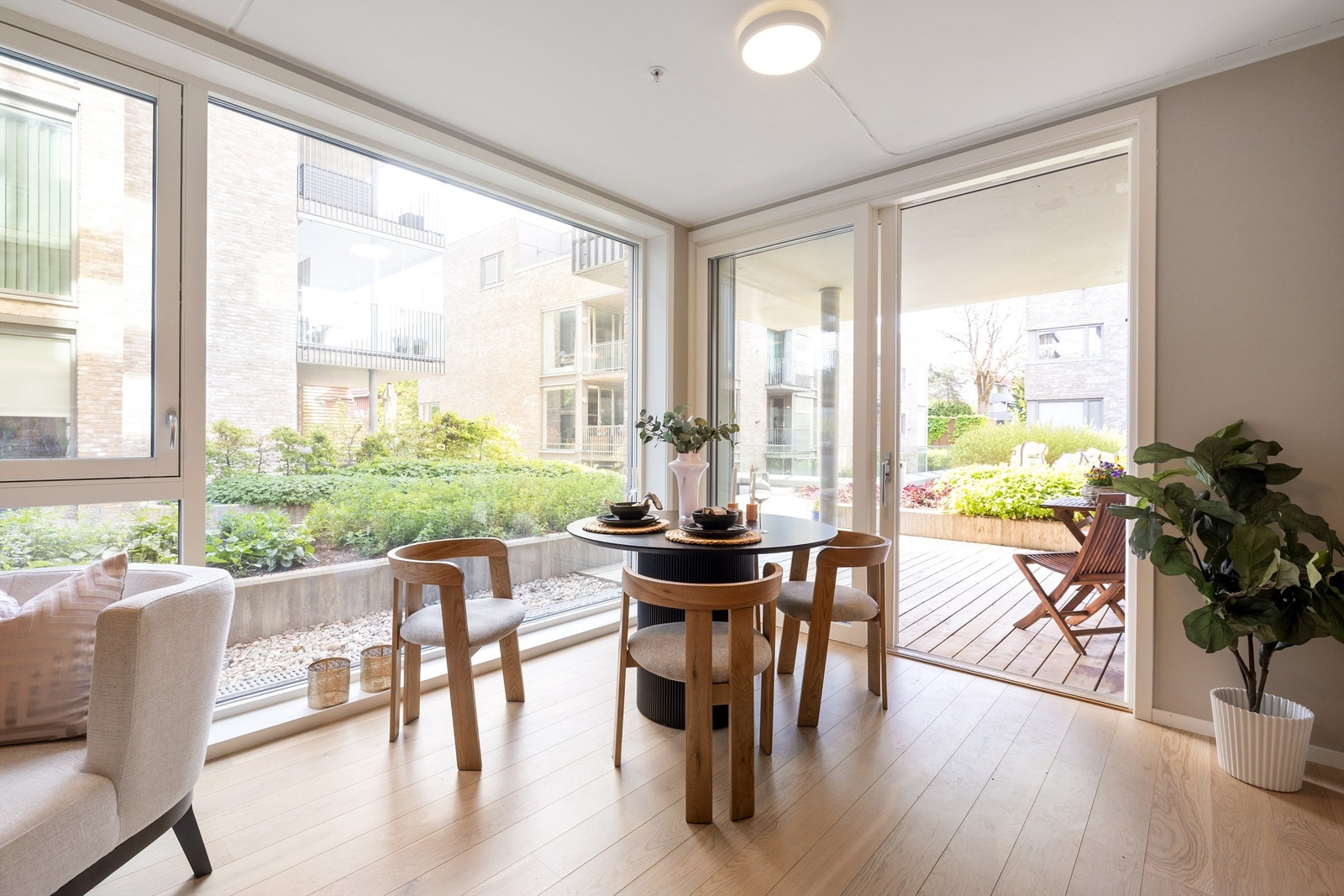 Rommet gir god plass til både sofagruppe og spisebord, og har utgang til en stor, sydvendt terrasse på hele 19 kvm. Galleribilde