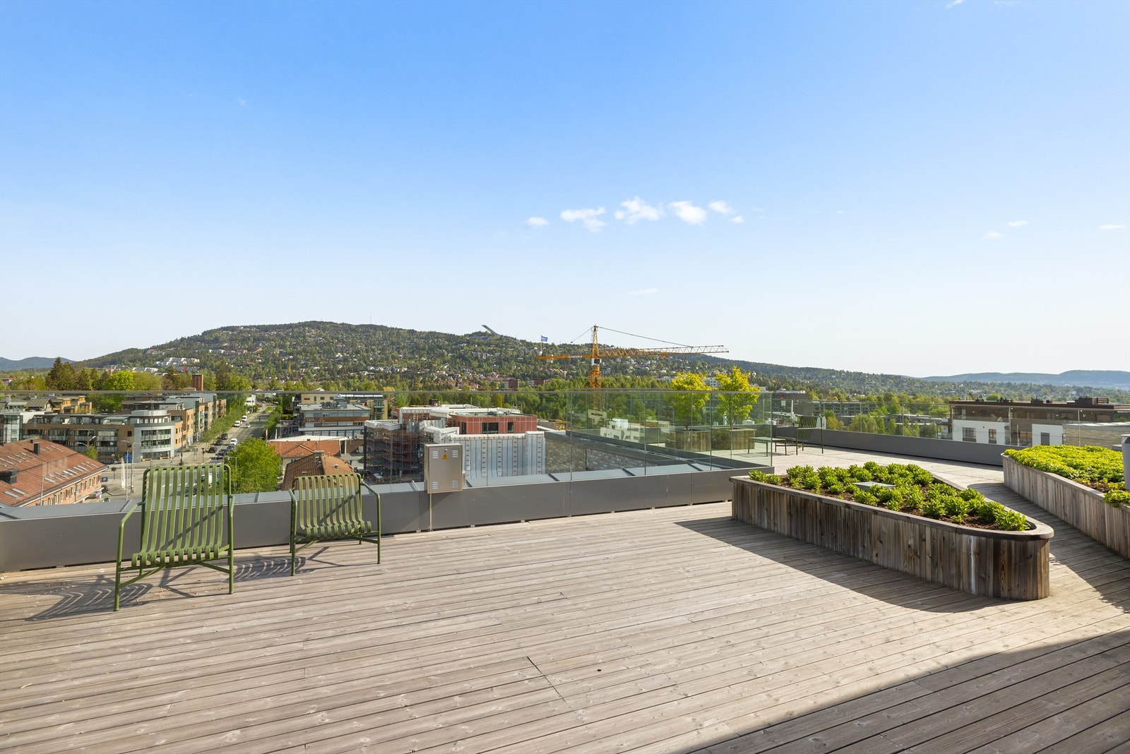 Herlig, felles takterrasse med panorama mot Holmenkollen, fjorden og Bærumsmarka. Galleribilde