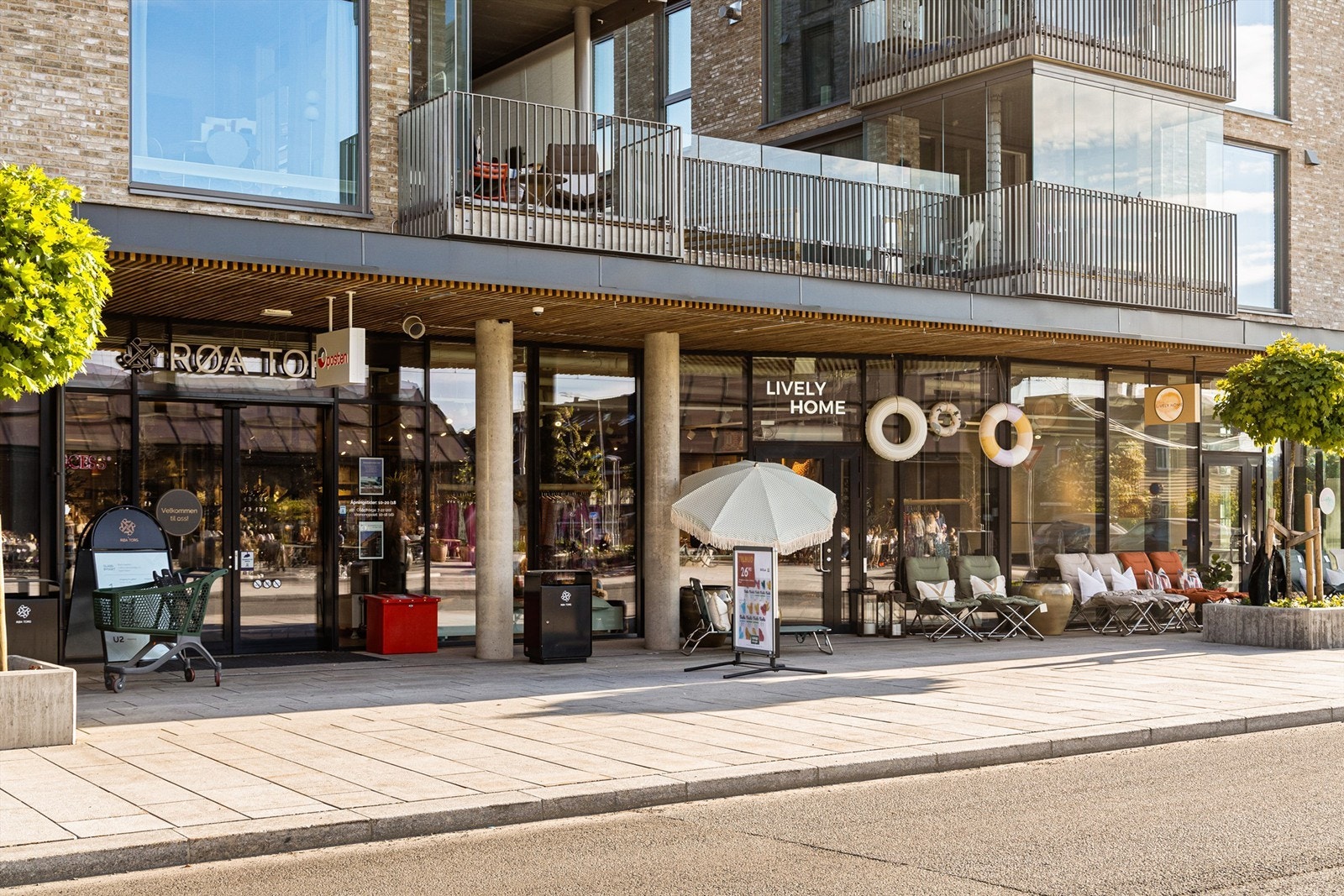 Røa Torg, kun 20 m unna leiligheten, har utviklet seg til å bli et naturlig knutepunkt og sosial møteplass - og kan by på et bredt utvalg av forretninger og servicetilbud, herunder vinmonopol og en velassortert dagligvarebutikk. Galleribilde
