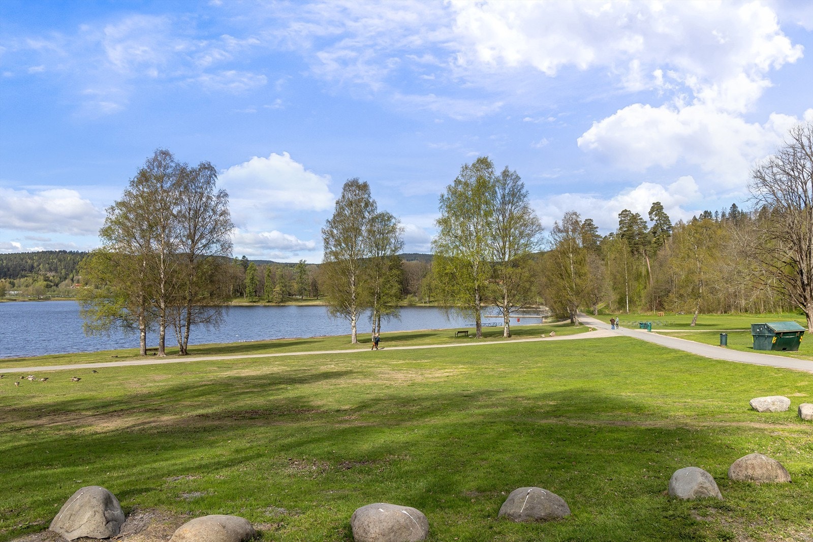 Bogstad byr på bading om sommeren, skøyteis og skiløyper om vinteren. Galleribilde