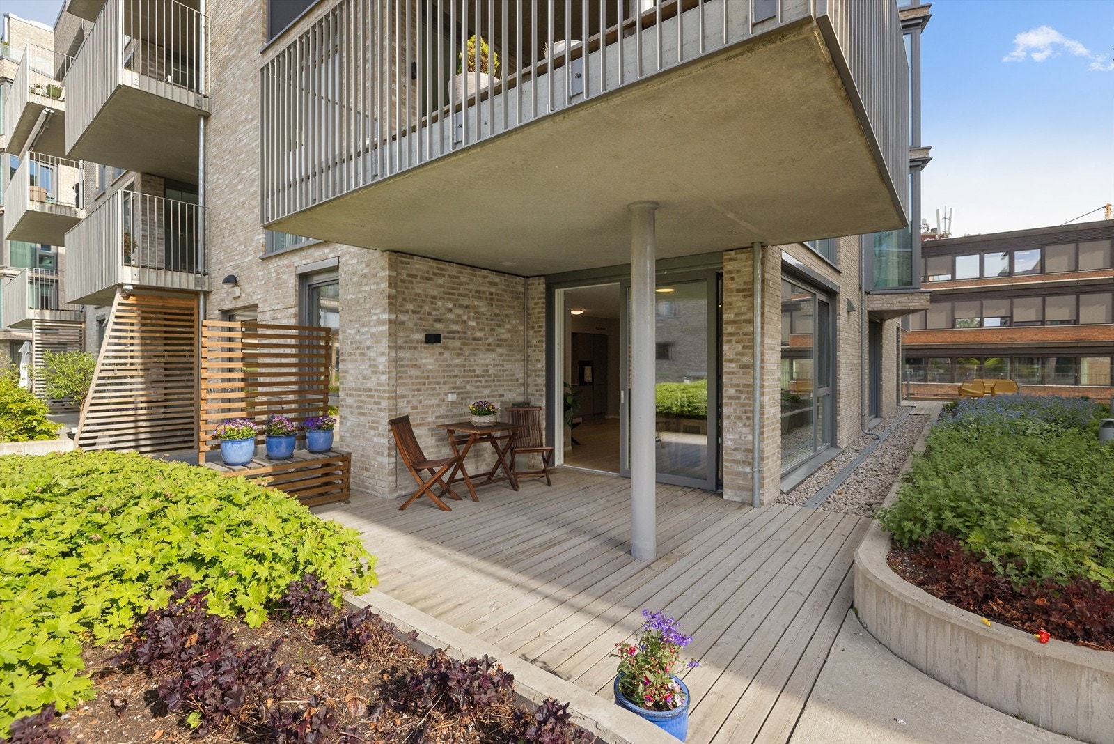 Skjermet, sydvendt terrasse 19 kvm. Galleribilde