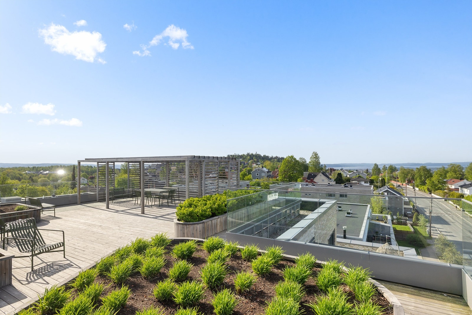 Felles takterrasse, som byr på formidabel utsikt og uslåelige solforhold. Galleribilde