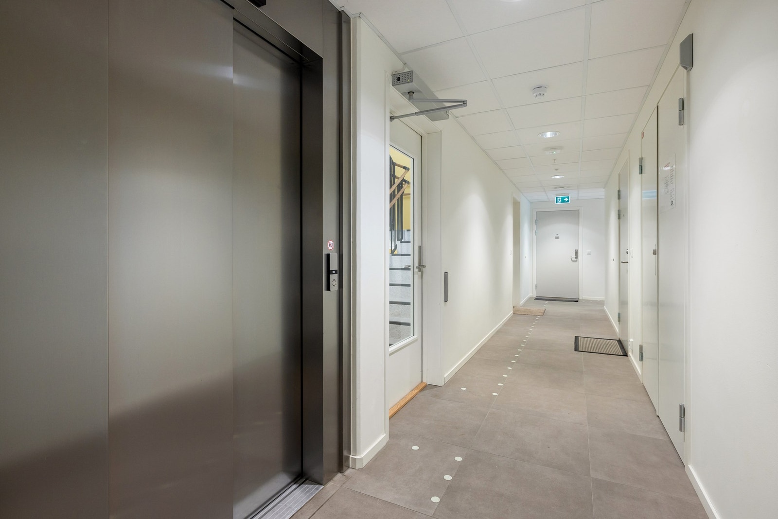 Leiligheten ligger i byggets andre etasje, med enkel adkomst via både trapp og heis - perfekt for alle livsfaser. Galleribilde
