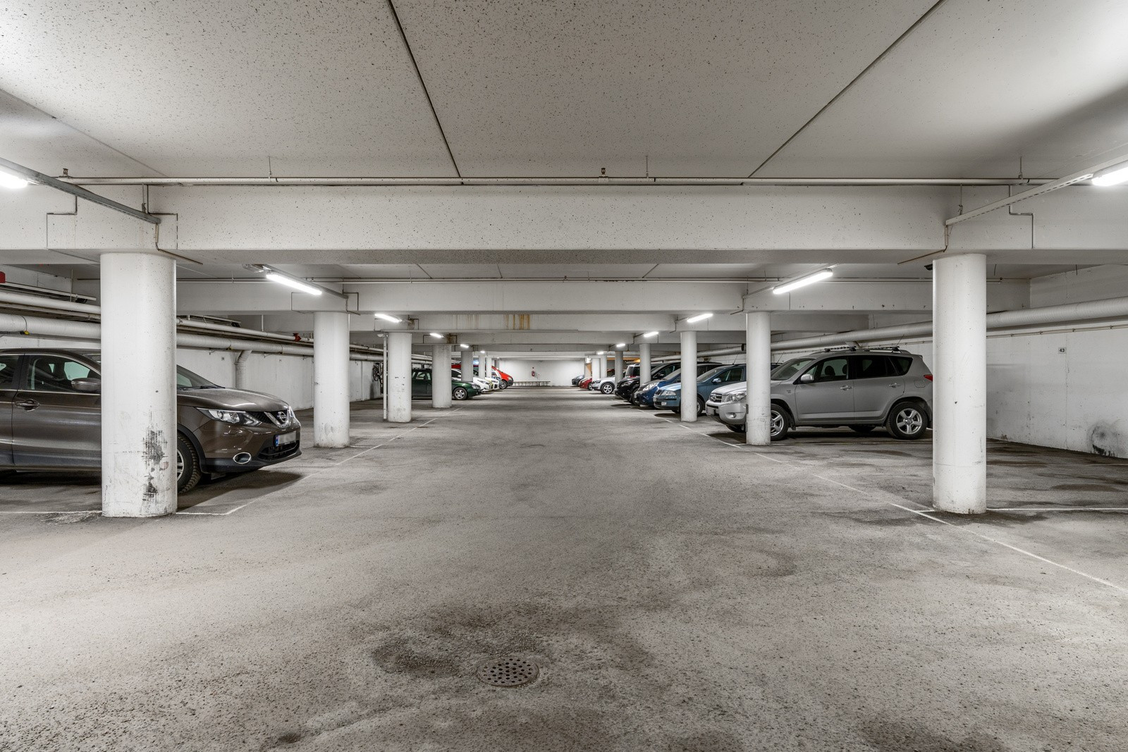 Parkeringsplass i felles garasjeanlegg. Fra garasjen kan man tørrskodd gå til nærmeste dagligvarebutikk.