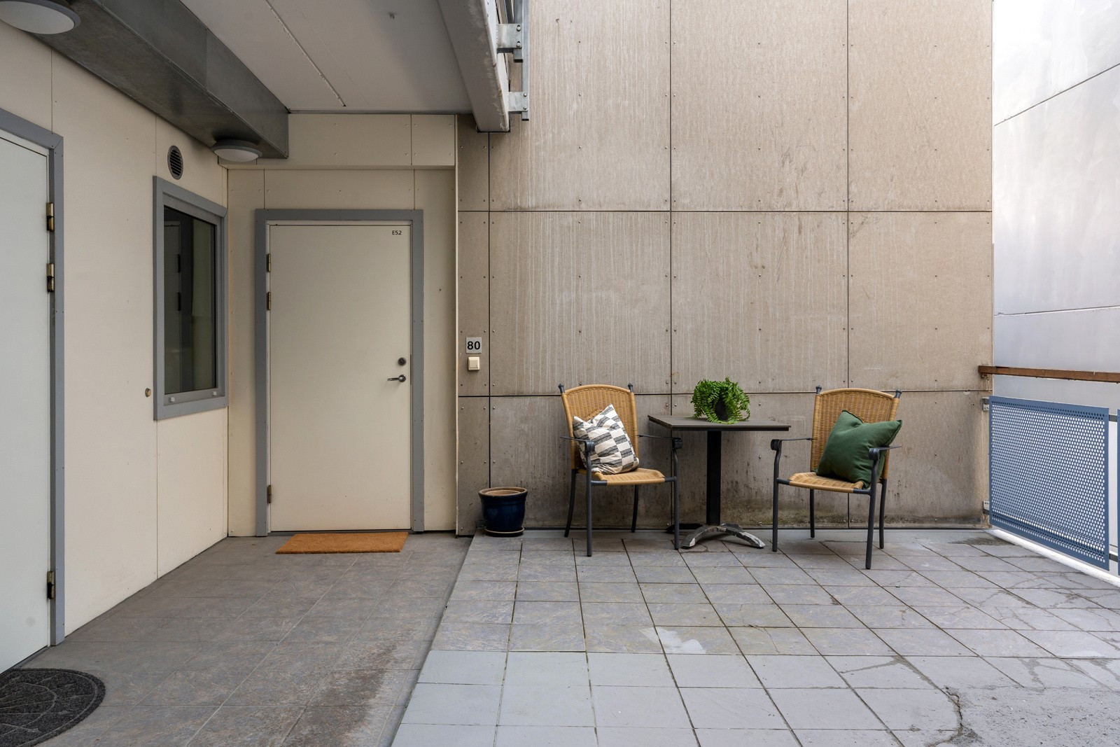 Hyggelig inngangsparti med plass for cafèmøbler og beplantning.