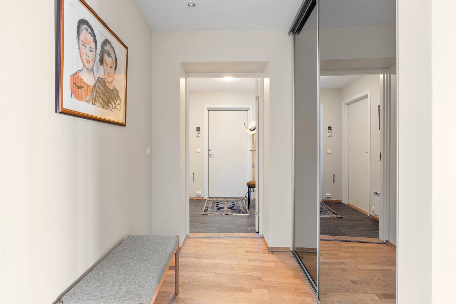 I gang har du stor skyvedørsgarderobe med speil som sikrer god plass til yttertøyet.